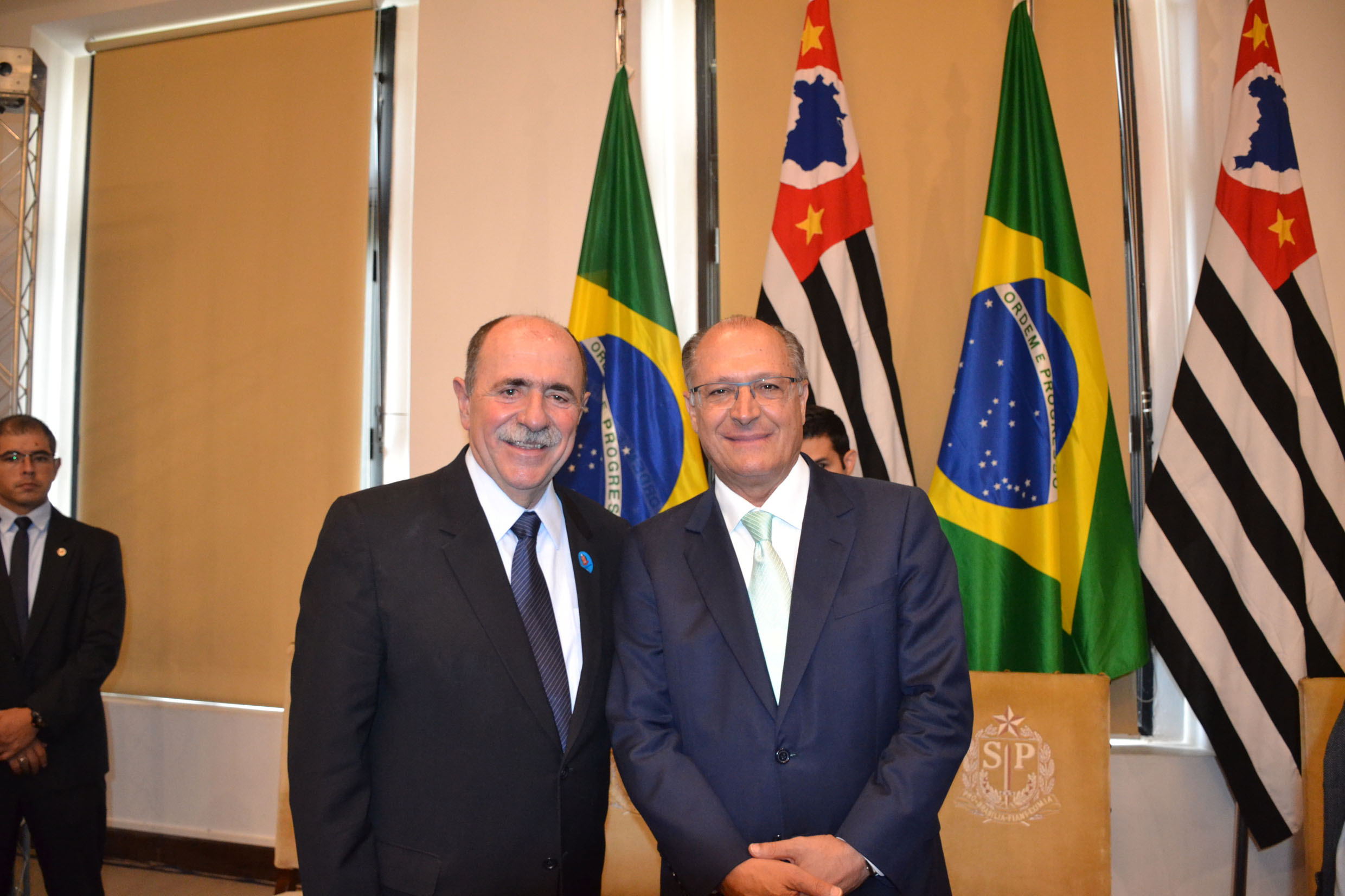 Joo Caramez e Geraldo Alckmin<a style='float:right;color:#ccc' href='https://www3.al.sp.gov.br/repositorio/noticia/N-04-2017/fg201066.jpg' target=_blank><i class='bi bi-zoom-in'></i> Clique para ver a imagem </a>