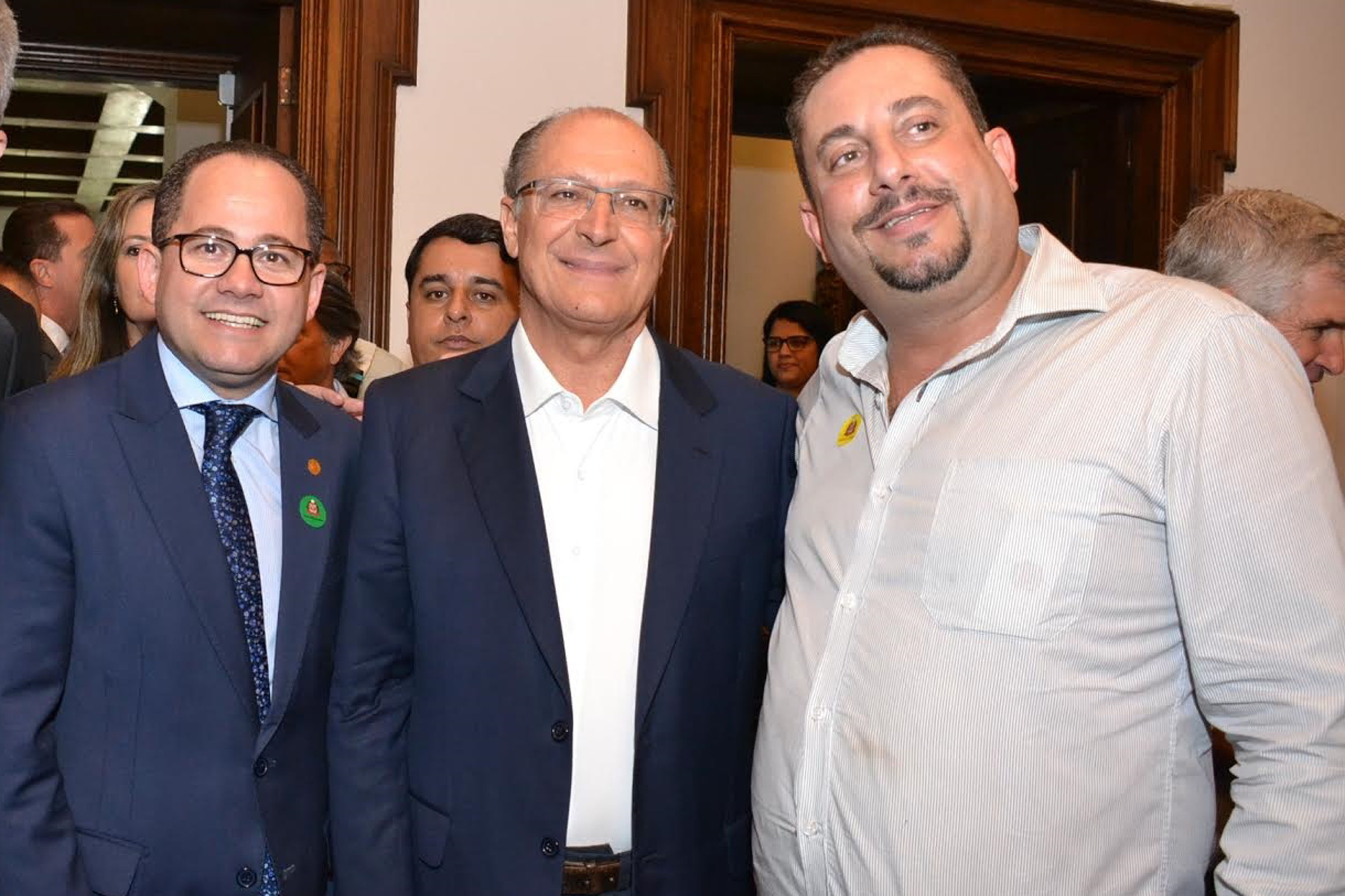 Cezinha de Madureira, Geraldo Alckmin e Omar Chain<a style='float:right;color:#ccc' href='https://www3.al.sp.gov.br/repositorio/noticia/N-04-2017/fg201270.jpg' target=_blank><i class='bi bi-zoom-in'></i> Clique para ver a imagem </a>
