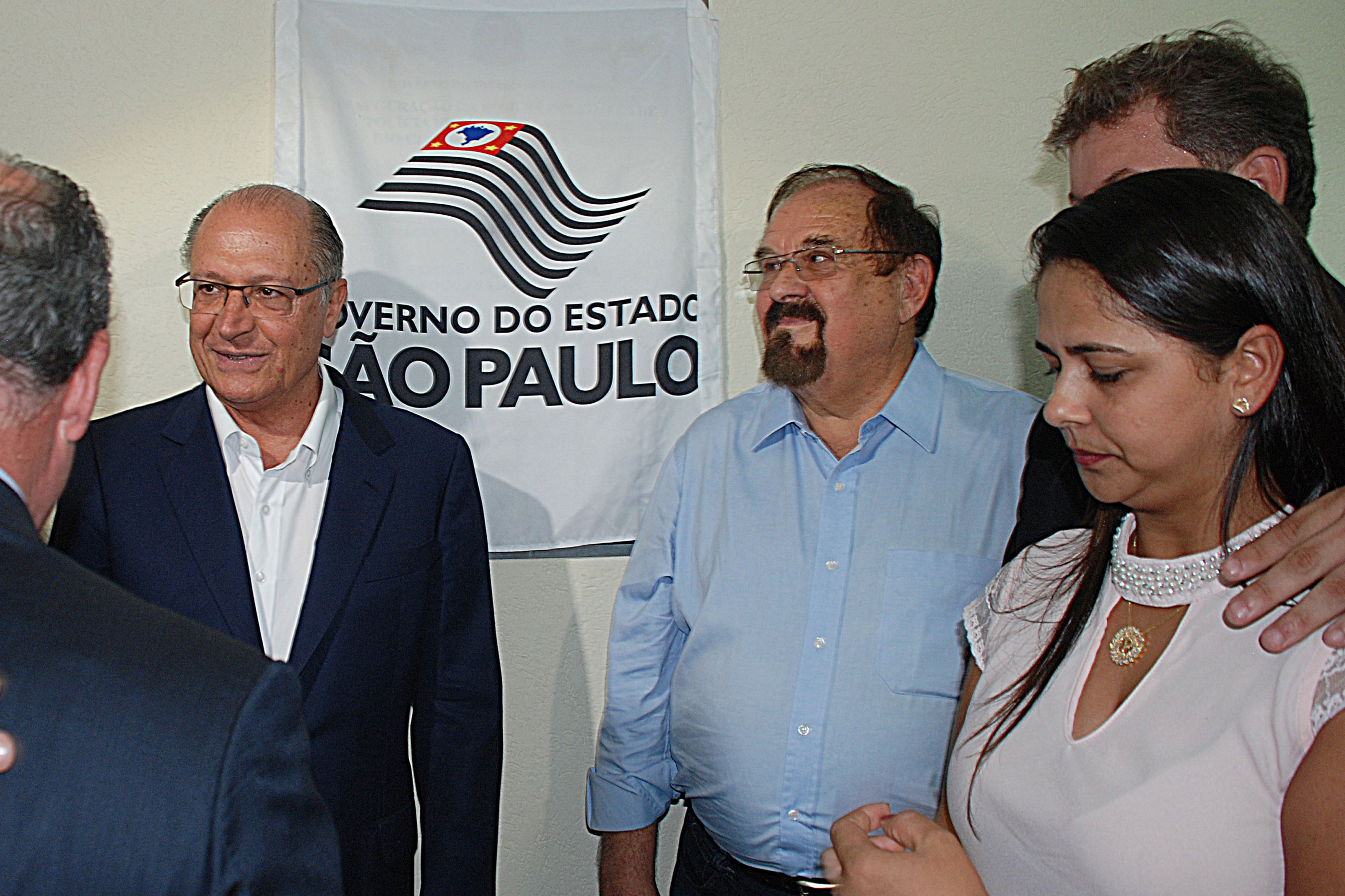 Geraldo Alckmin e Aldo Demarchi (ao centro)<a style='float:right;color:#ccc' href='https://www3.al.sp.gov.br/repositorio/noticia/N-04-2017/fg201316.jpg' target=_blank><i class='bi bi-zoom-in'></i> Clique para ver a imagem </a>