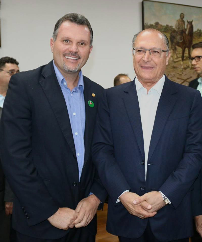 Junior Aprillanti e Geraldo Alckmin<a style='float:right;color:#ccc' href='https://www3.al.sp.gov.br/repositorio/noticia/N-04-2018/fg220759.jpg' target=_blank><i class='bi bi-zoom-in'></i> Clique para ver a imagem </a>