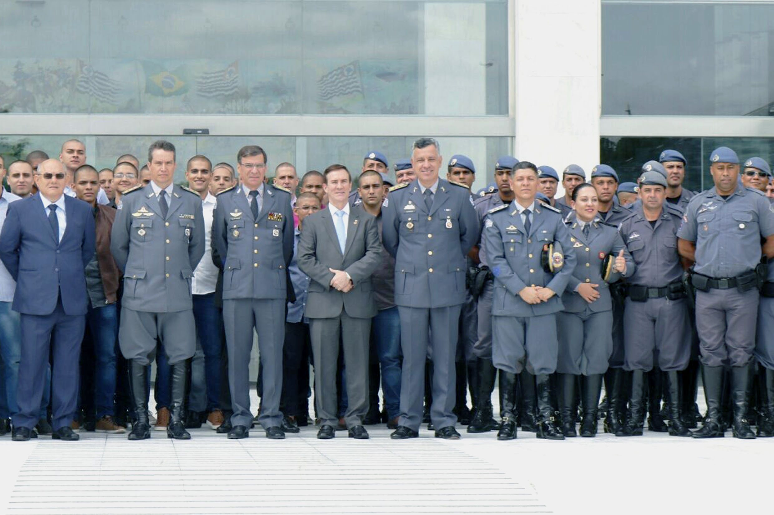 Coronel Camilo (ao centro)<a style='float:right;color:#ccc' href='https://www3.al.sp.gov.br/repositorio/noticia/N-04-2018/fg221245.jpg' target=_blank><i class='bi bi-zoom-in'></i> Clique para ver a imagem </a>