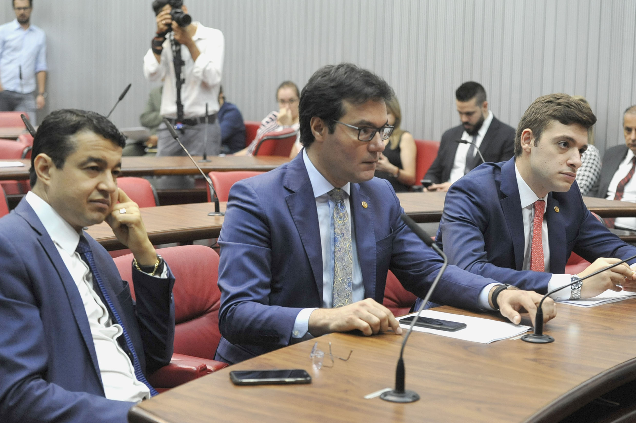 Parlamentares na comissão<a style='float:right' href='https://www3.al.sp.gov.br/repositorio/noticia/N-04-2019/fg233423.jpg' target=_blank><img src='/_img/material-file-download-white.png' width='14px' alt='Clique para baixar a imagem'></a>
