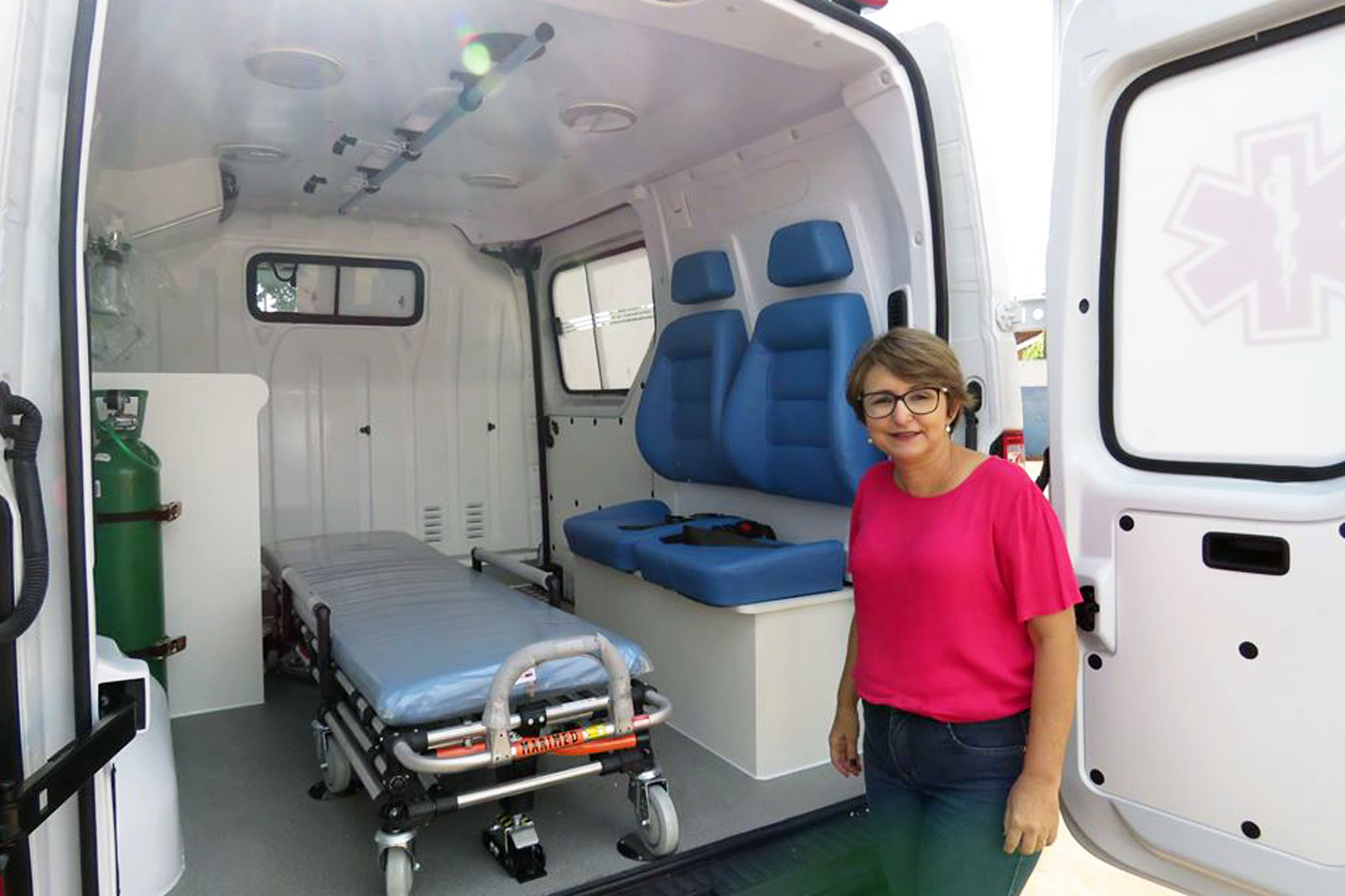 Maria Adriana Gomes junto  ambulncia<a style='float:right;color:#ccc' href='https://www3.al.sp.gov.br/repositorio/noticia/N-04-2020/fg248438.jpg' target=_blank><i class='bi bi-zoom-in'></i> Clique para ver a imagem </a>