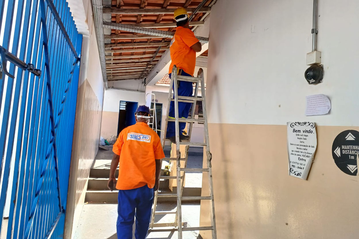 Reforma de rede elétrica em escola estadual <a style='float:right;color:#ccc' href='https://www3.al.sp.gov.br/repositorio/noticia/N-04-2023/fg298079.jpg' target=_blank><i class='bi bi-zoom-in'></i> Clique para ver a imagem </a>