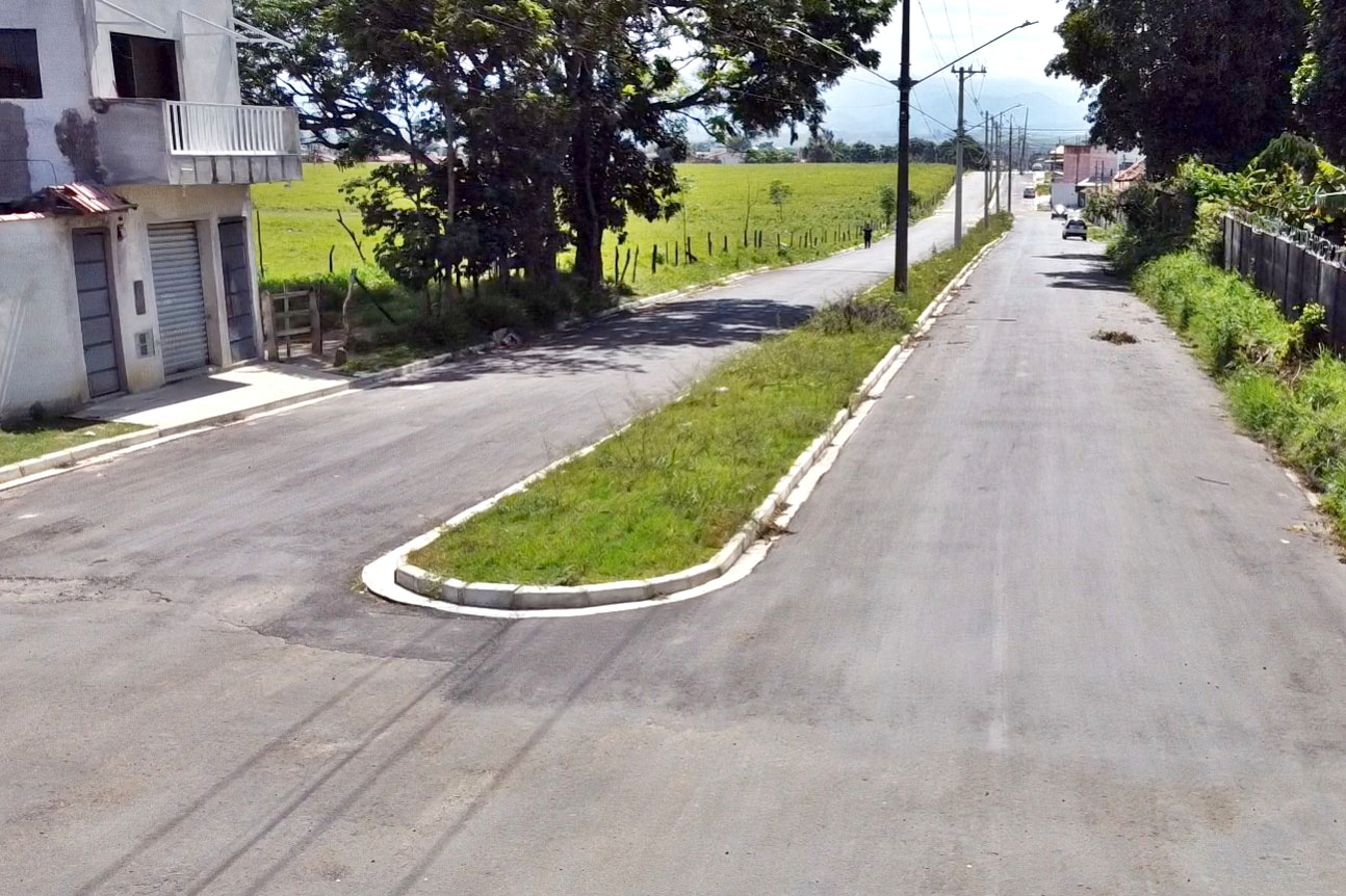 Pavimentação da Avenida Brasil<a style='float:right;color:#ccc' href='https://www3.al.sp.gov.br/repositorio/noticia/N-04-2023/fg298239.jpg' target=_blank><i class='bi bi-zoom-in'></i> Clique para ver a imagem </a>