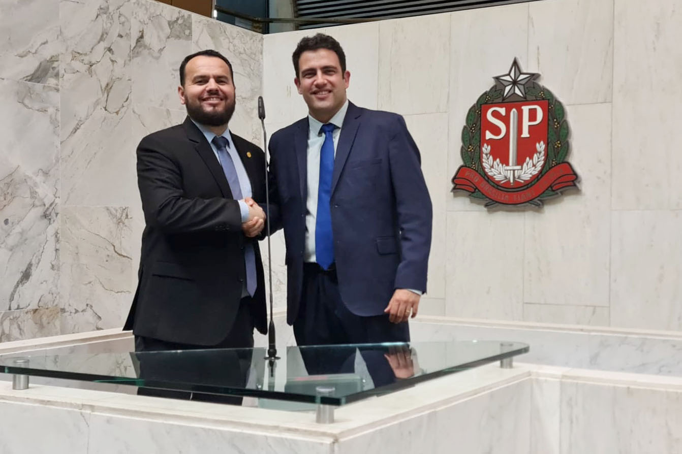 Gil Diniz ( esq.) e Cristiano Caporezzo ( dir.)<a style='float:right;color:#ccc' href='https://www3.al.sp.gov.br/repositorio/noticia/N-04-2023/fg298361.jpg' target=_blank><i class='bi bi-zoom-in'></i> Clique para ver a imagem </a>