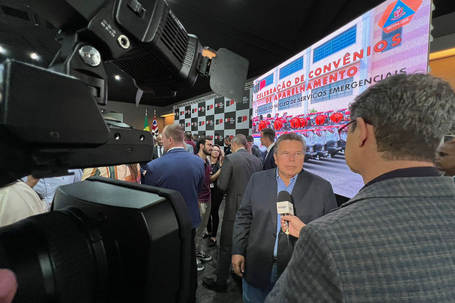 Carlão durante entrevista para a TV Rede Alesp<a style='float:right;color:#ccc' href='https://www3.al.sp.gov.br/repositorio/noticia/N-04-2023/fg298526.jpg' target=_blank><i class='bi bi-zoom-in'></i> Clique para ver a imagem </a>