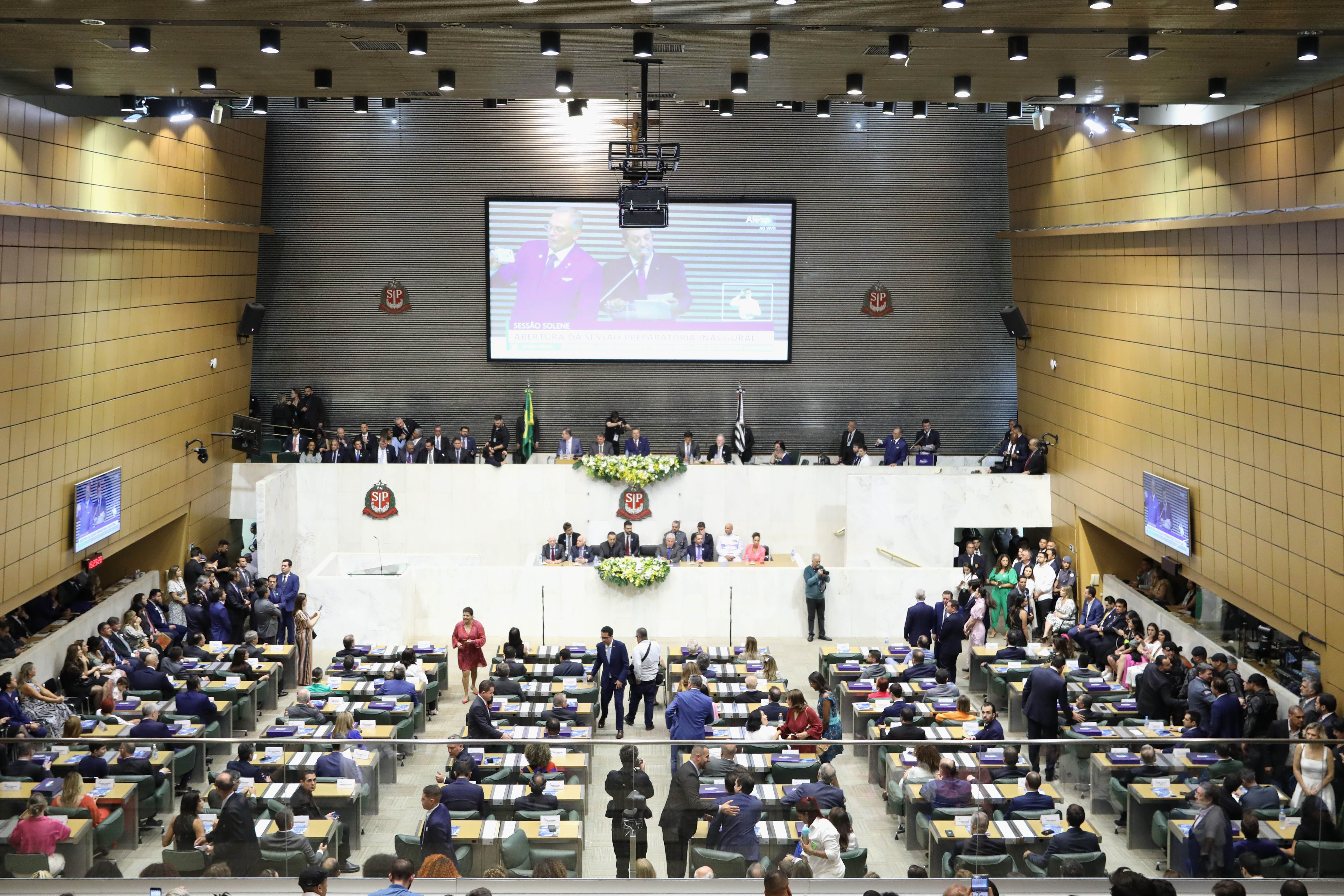 Parlamentares durante posse da 20ª Legislatura<a style='float:right;color:#ccc' href='https://www3.al.sp.gov.br/repositorio/noticia/N-04-2023/fg298602.jpg' target=_blank><i class='bi bi-zoom-in'></i> Clique para ver a imagem </a>