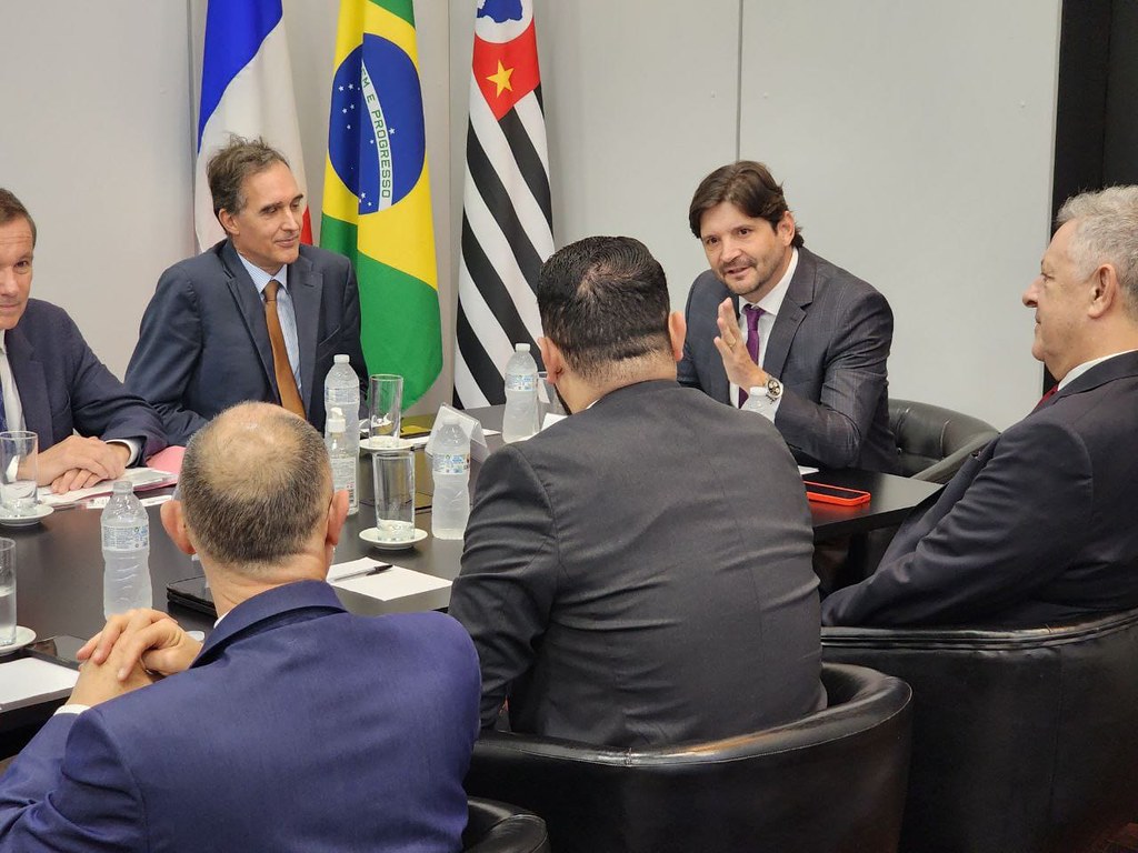 Cônsul-geral da França visita Alesp <a style='float:right;color:#ccc' href='https://www3.al.sp.gov.br/repositorio/noticia/N-04-2023/fg299277.jpg' target=_blank><i class='bi bi-zoom-in'></i> Clique para ver a imagem </a>