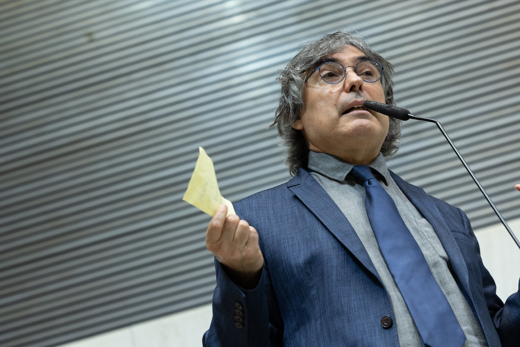 Carlos Giannazi durante o Expediente<a style='float:right;color:#ccc' href='https://www3.al.sp.gov.br/repositorio/noticia/N-04-2023/fg299325.jpg' target=_blank><i class='bi bi-zoom-in'></i> Clique para ver a imagem </a>