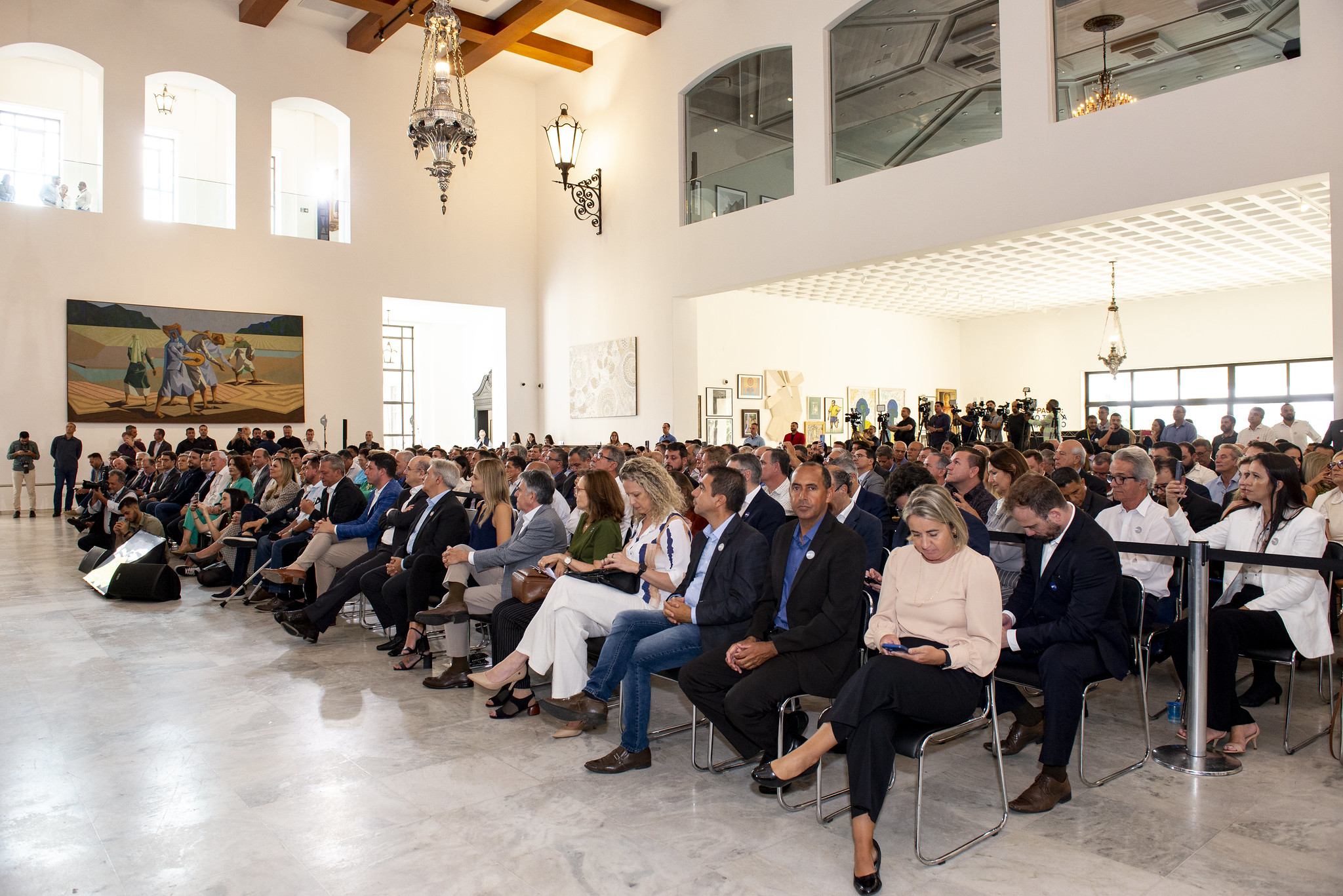 Anúncio de mais de 43 mil novas moradias<a style='float:right;color:#ccc' href='https://www3.al.sp.gov.br/repositorio/noticia/N-04-2024/fg323234.jpg' target=_blank><i class='bi bi-zoom-in'></i> Clique para ver a imagem </a>