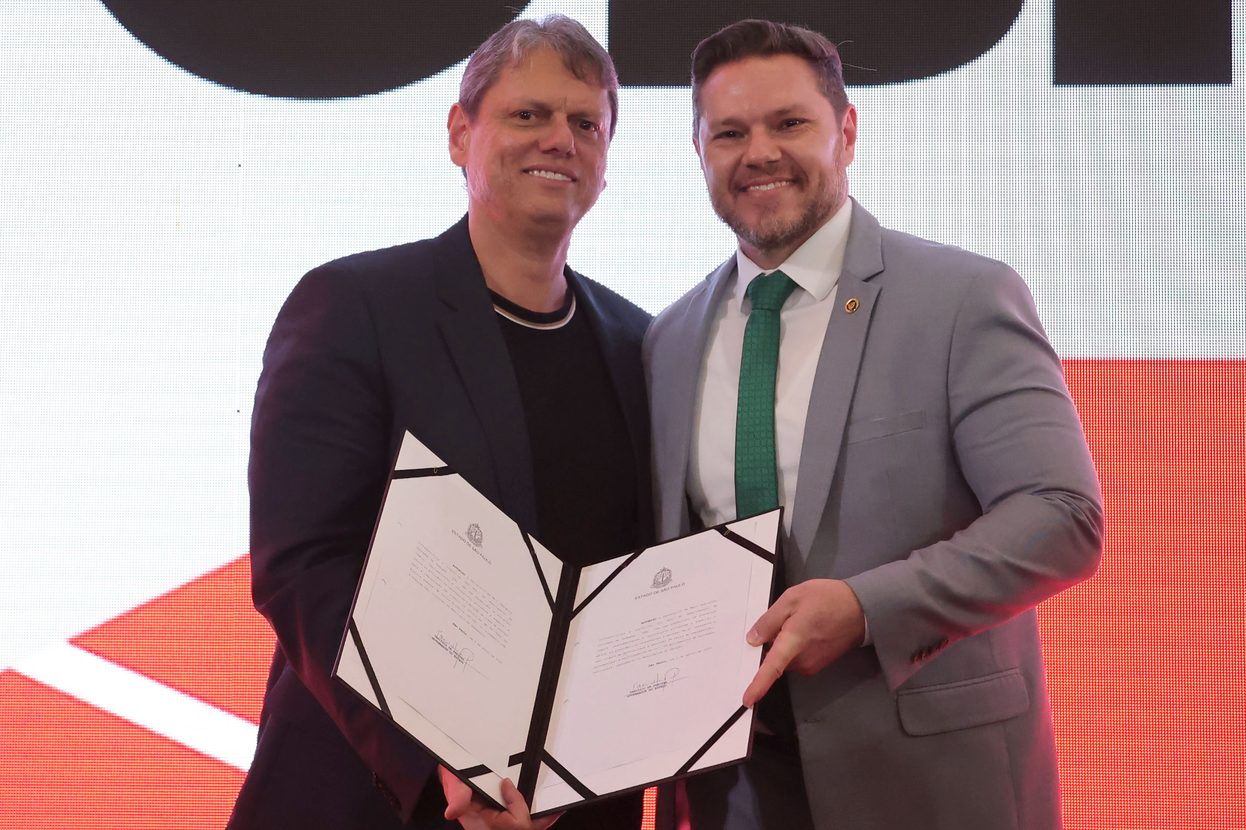 Governador Tarcísio e deputado Danilo Campetti <a style='float:right;color:#ccc' href='https://www3.al.sp.gov.br/repositorio/noticia/N-04-2025/fg342739.jpg' target=_blank><i class='bi bi-zoom-in'></i> Clique para ver a imagem </a>