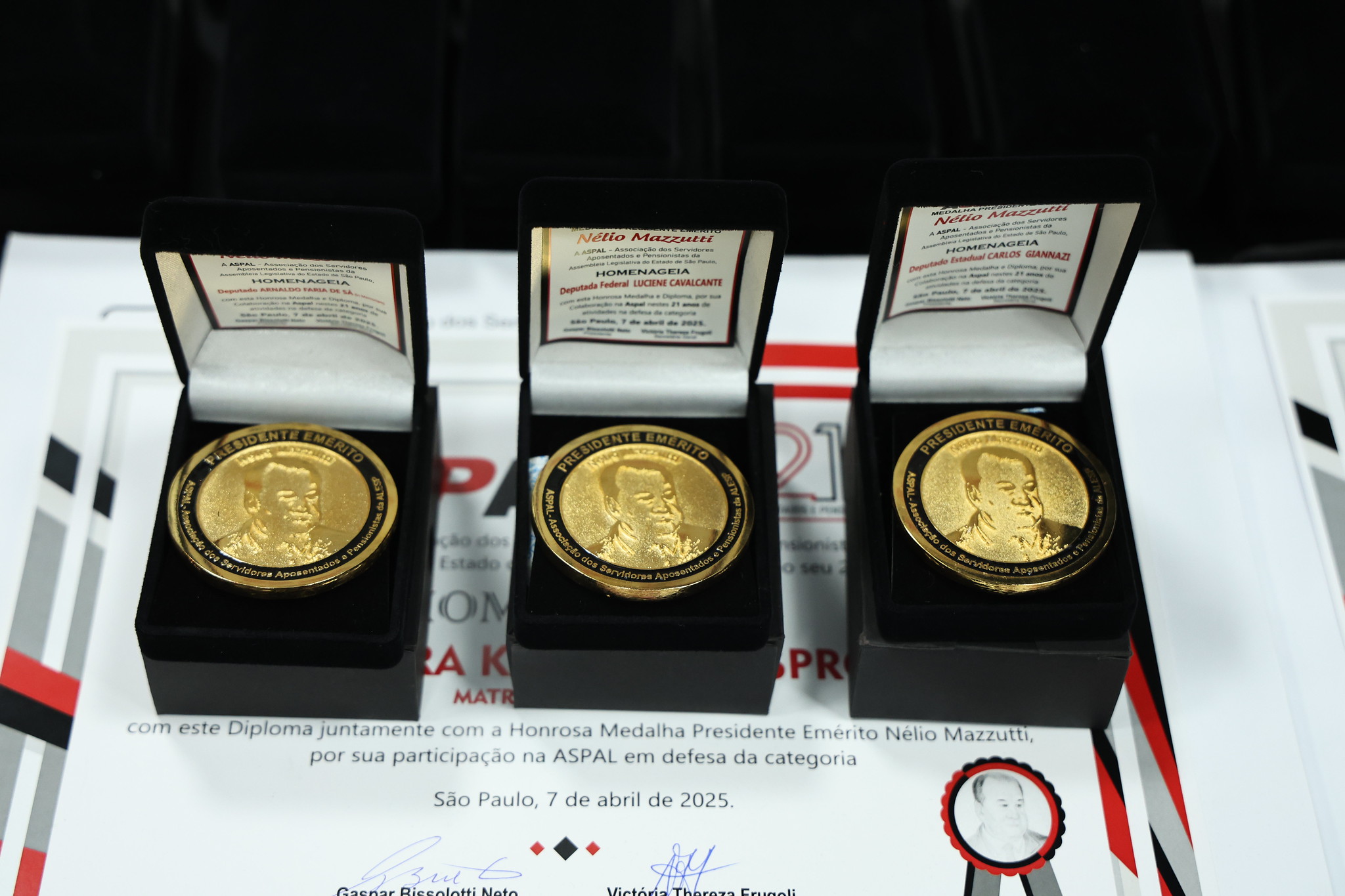 Medalha Presidente Emérito<a style='float:right;color:#ccc' href='https://www3.al.sp.gov.br/repositorio/noticia/N-04-2025/fg342828.jpg' target=_blank><i class='bi bi-zoom-in'></i> Clique para ver a imagem </a>