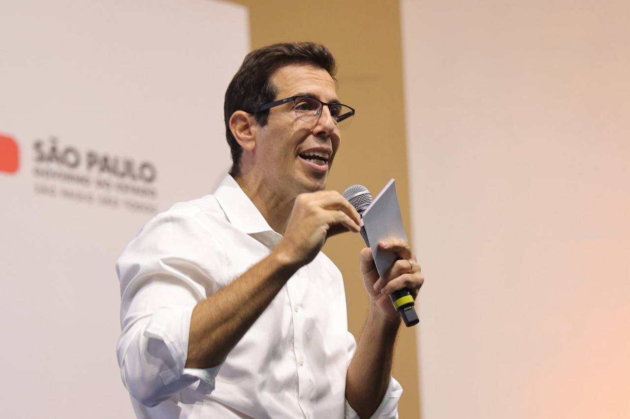 Renato Feder: conquistas<a style='float:right;color:#ccc' href='https://www3.al.sp.gov.br/repositorio/noticia/N-04-2025/fg343007.jpg' target=_blank><i class='bi bi-zoom-in'></i> Clique para ver a imagem </a>
