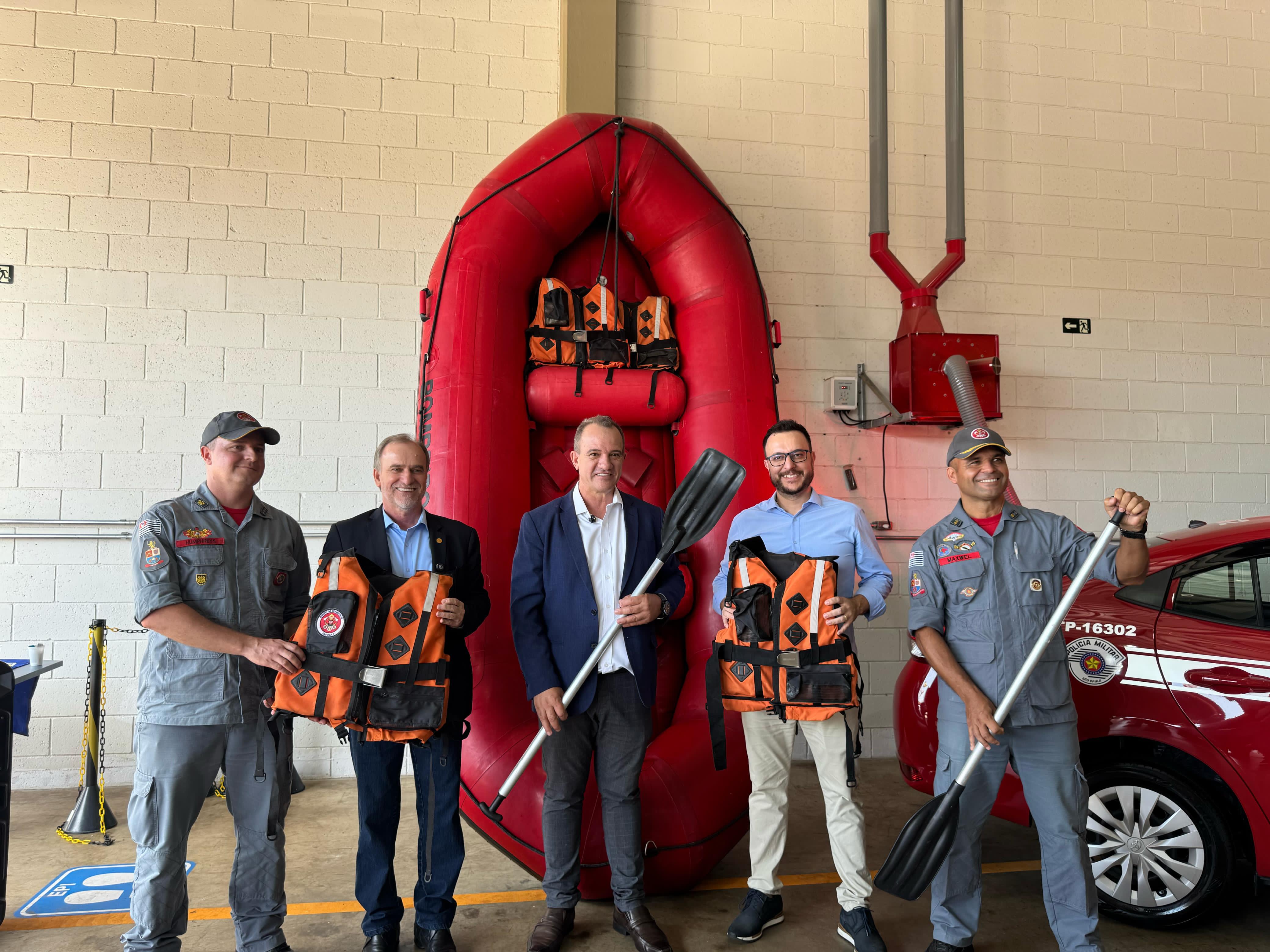 Entrega de equipamentos em Nova Odessa<a style='float:right;color:#ccc' href='https://www3.al.sp.gov.br/repositorio/noticia/N-04-2025/fg343260.jpg' target=_blank><i class='bi bi-zoom-in'></i> Clique para ver a imagem </a>