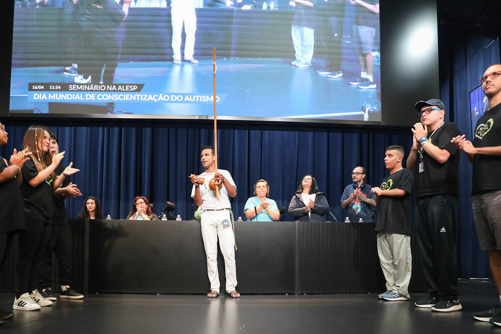 Capoeira inclusiva com autista <a style='float:right;color:#ccc' href='https://www3.al.sp.gov.br/repositorio/noticia/N-04-2025/fg343452.jpg' target=_blank><i class='bi bi-zoom-in'></i> Clique para ver a imagem </a>