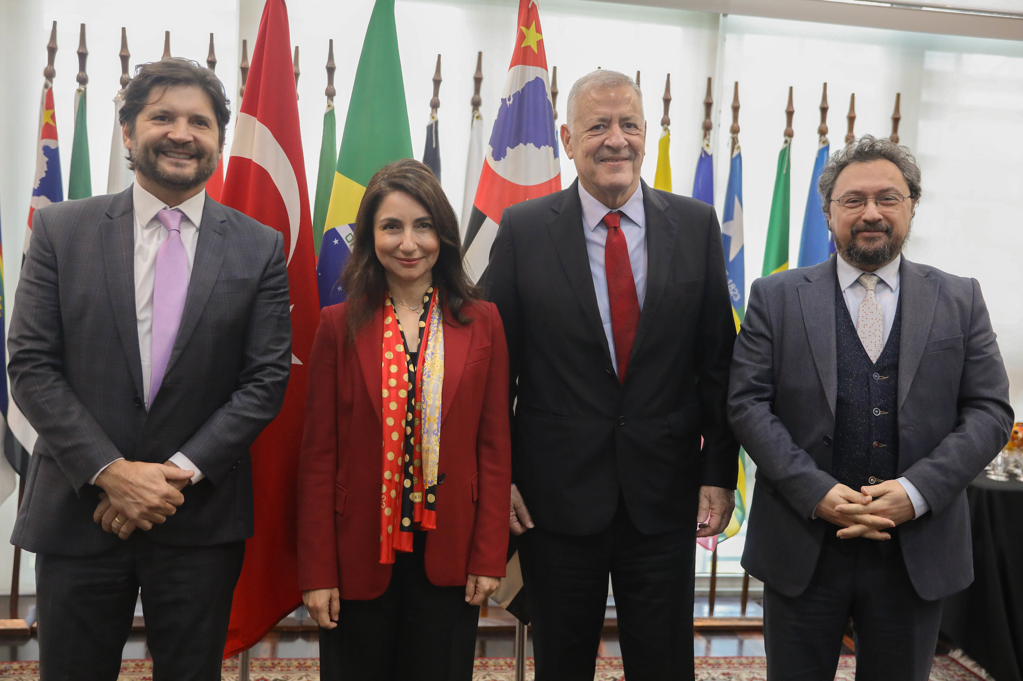 Autoridades brasileiras e turcas<a style='float:right;color:#ccc' href='https://www3.al.sp.gov.br/repositorio/noticia/N-04-2025/fg343684.jpg' target=_blank><i class='bi bi-zoom-in'></i> Clique para ver a imagem </a>