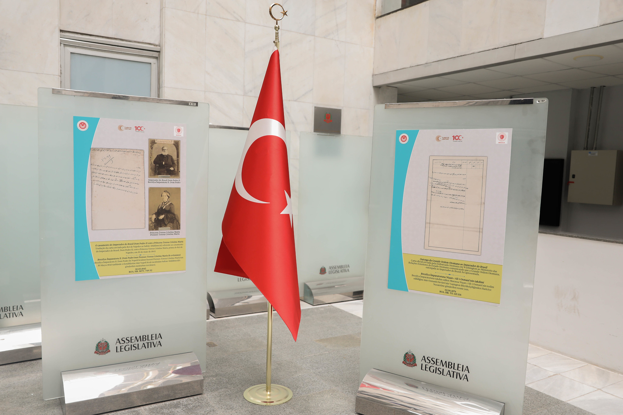 Exposição de documentos entre Brasil e Turquia<a style='float:right;color:#ccc' href='https://www3.al.sp.gov.br/repositorio/noticia/N-04-2025/fg343719.jpg' target=_blank><i class='bi bi-zoom-in'></i> Clique para ver a imagem </a>