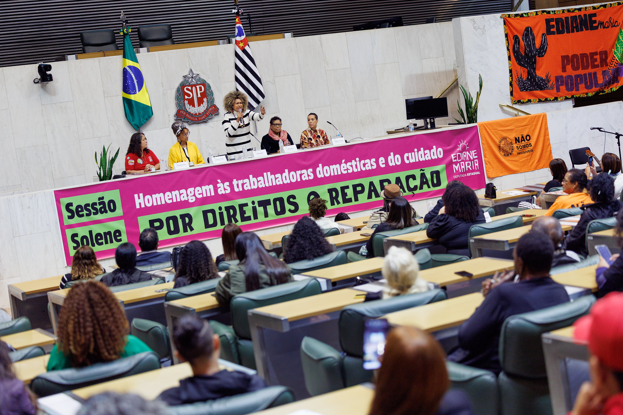 Cerimônia realizada no Plenário da Casa<a style='float:right;color:#ccc' href='https://www3.al.sp.gov.br/repositorio/noticia/N-04-2025/fg344015.jpg' target=_blank><i class='bi bi-zoom-in'></i> Clique para ver a imagem </a>