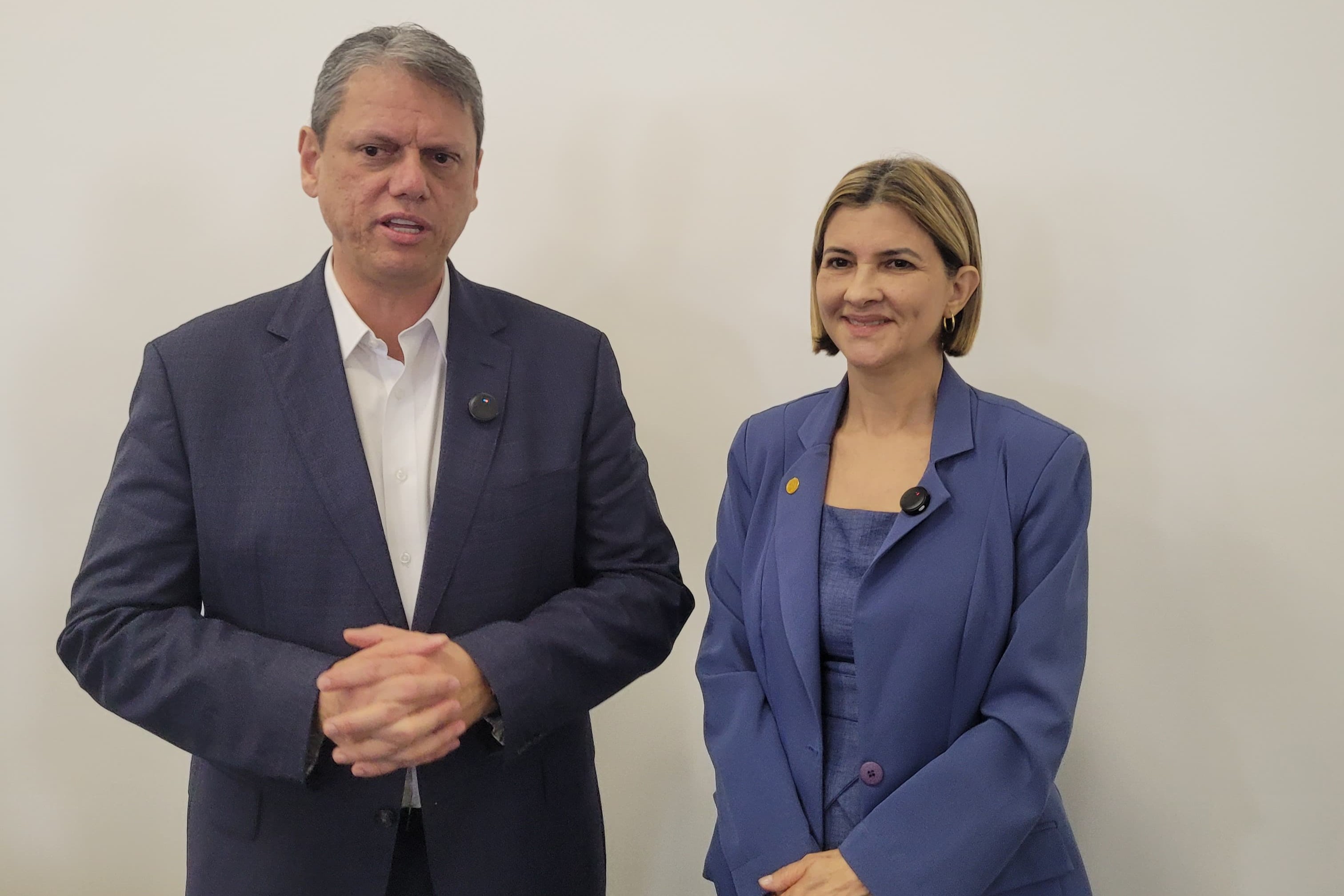 Deputada Delegada Graciela e Tarc�sio de Freitas<a style='float:right' href='https://www3.al.sp.gov.br/repositorio/noticia/N-04-2026/fg362727.jpeg' target=_blank><img src='/_img/material-file-download-white.png' width='14px' alt='Clique para baixar a imagem'></a>