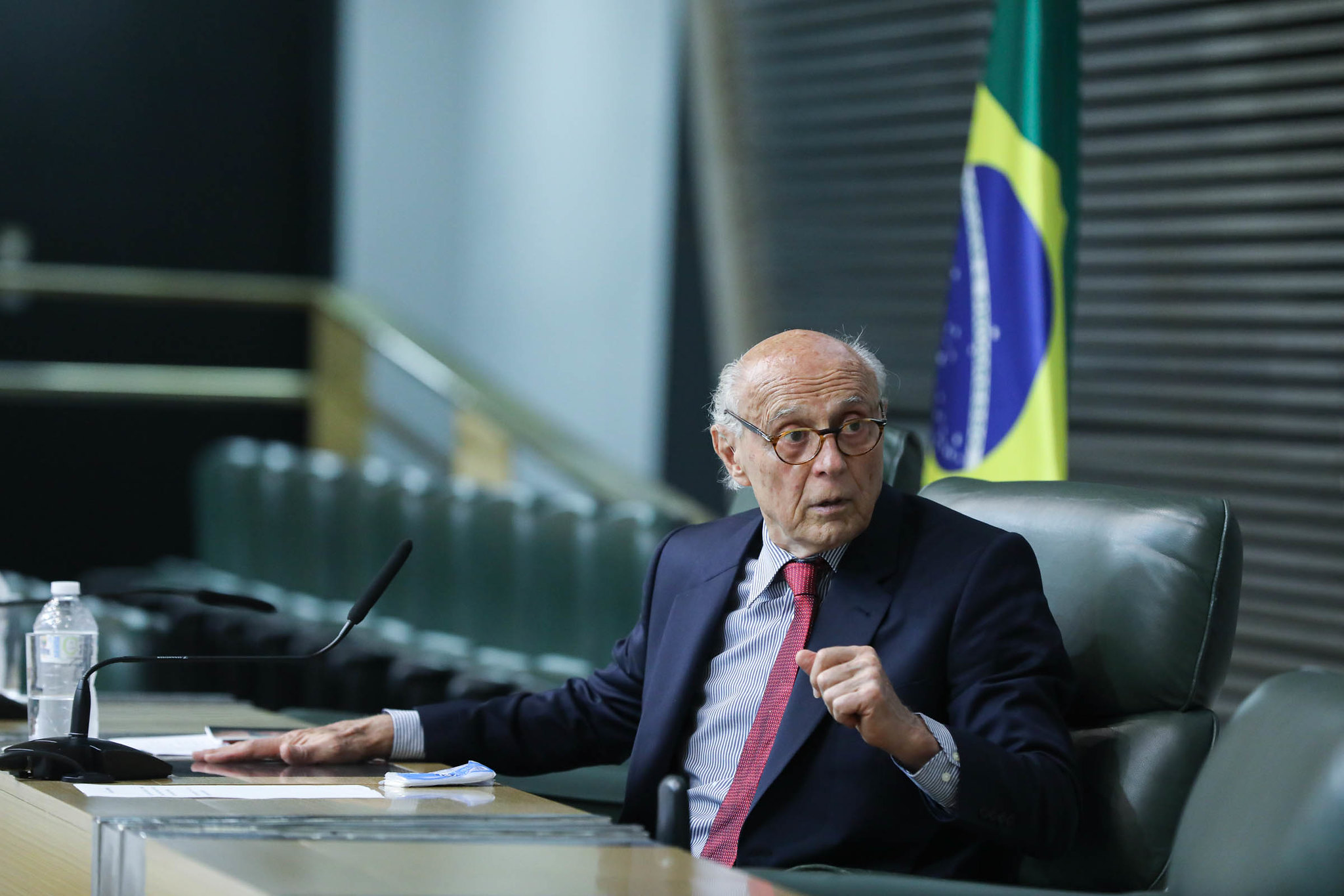 Eduardo Suplicy (PT)<a style='float:right;color:#ccc' href='https://www3.al.sp.gov.br/repositorio/noticia/N-04-2026/fg363024.jpg' target=_blank><i class='bi bi-zoom-in'></i> Clique para ver a imagem </a>