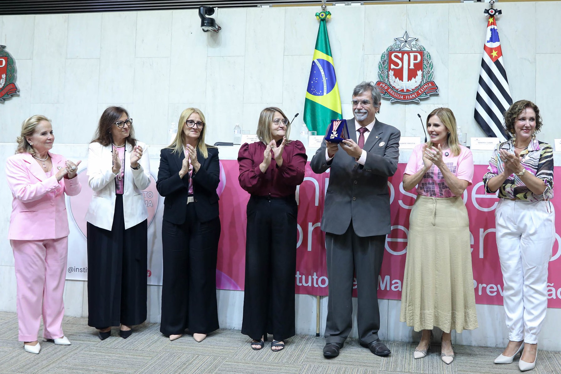 Colar de Honra � entregue ao Instituto Neo Mama<a style='float:right;color:#ccc' href='https://www3.al.sp.gov.br/repositorio/noticia/N-04-2026/fg363088.jpg' target=_blank><i class='bi bi-zoom-in'></i> Clique para ver a imagem </a>