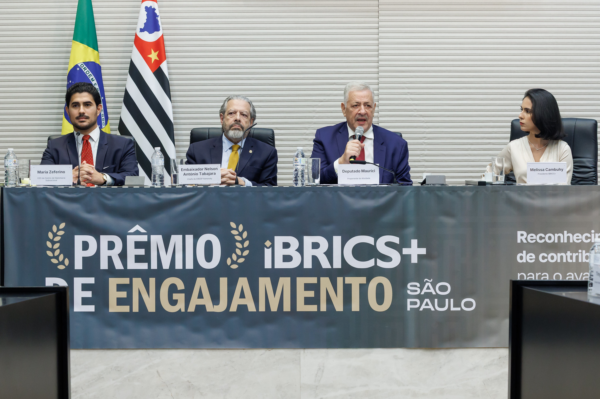 Paradiplomacia e cen�rio geopol�tico pautaram solenidade<a style='float:right' href='https://www3.al.sp.gov.br/repositorio/noticia/N-04-2026/fg363098.jpg' target=_blank><img src='/_img/material-file-download-white.png' width='14px' alt='Clique para baixar a imagem'></a>