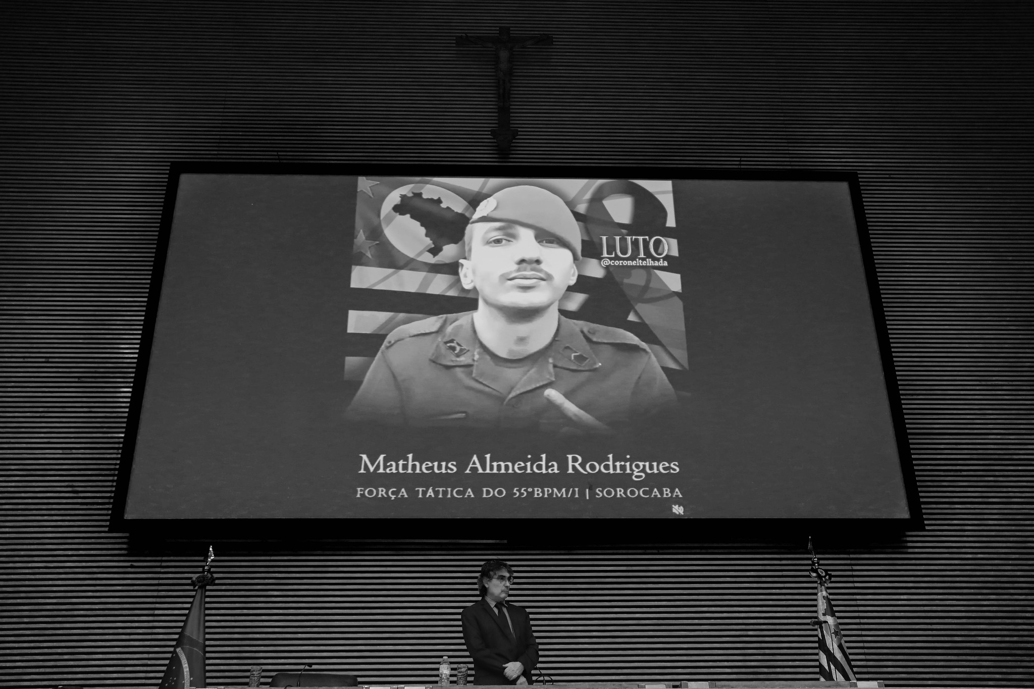 Parlamentares fazem 1 minuto de sil�ncio<a style='float:right' href='https://www3.al.sp.gov.br/repositorio/noticia/N-04-2026/fg363167.jpg' target=_blank><img src='/_img/material-file-download-white.png' width='14px' alt='Clique para baixar a imagem'></a>