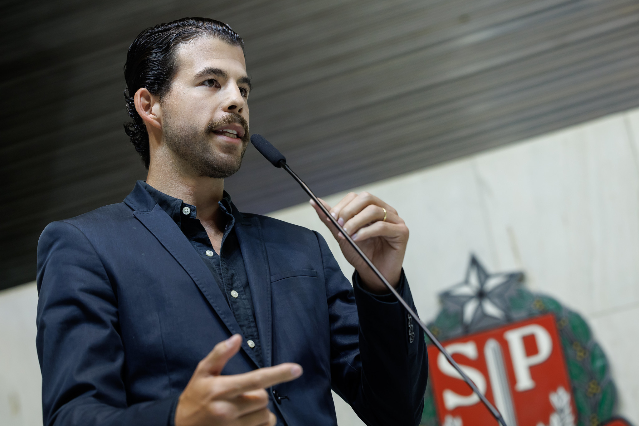 Jeremias: competidor e touro como protagonistas<a style='float:right;color:#ccc' href='https://www3.al.sp.gov.br/repositorio/noticia/N-04-2026/fg363203.jpg' target=_blank><i class='bi bi-zoom-in'></i> Clique para ver a imagem </a>