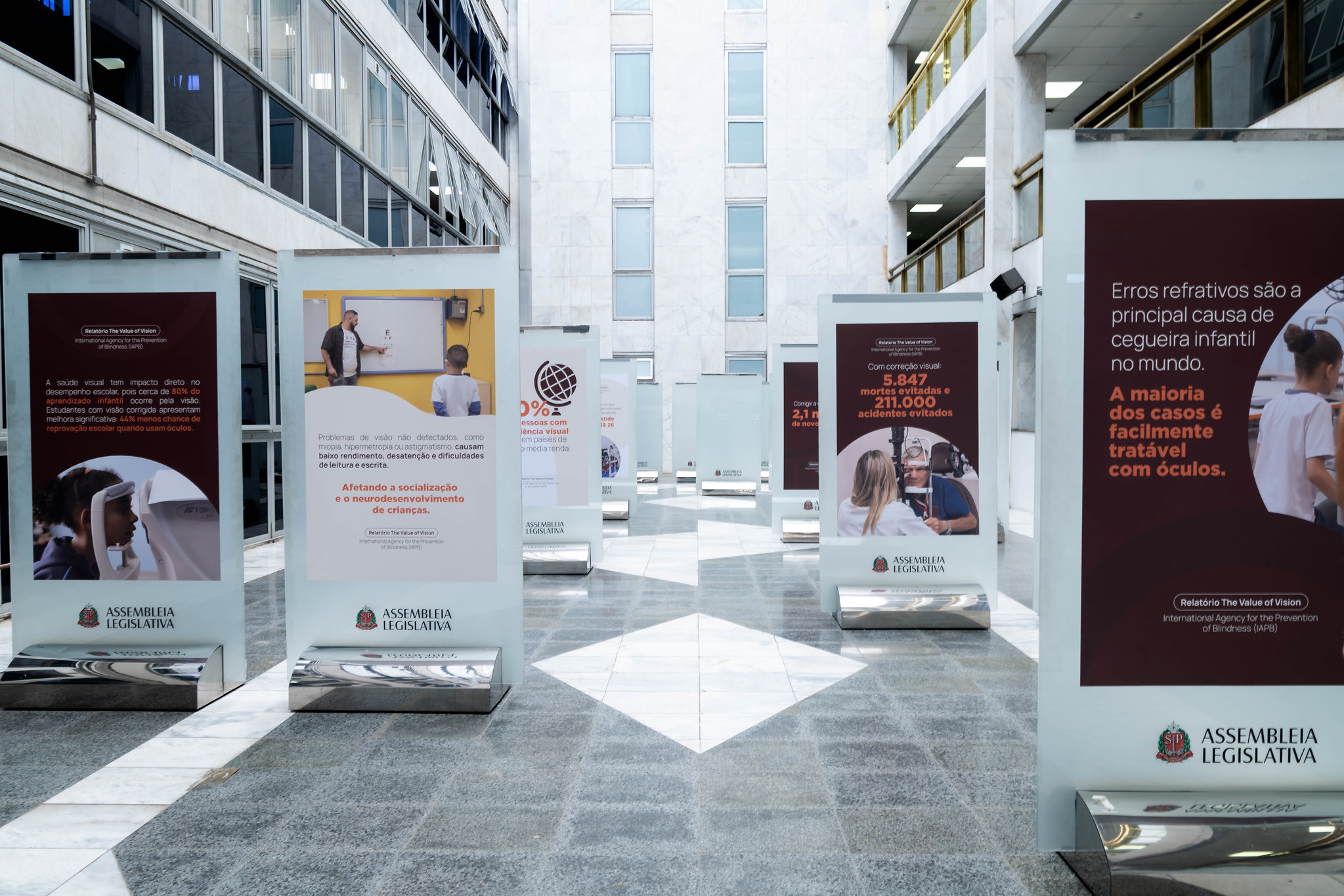 Exposi��o conta com 16 cartazes informativos <a style='float:right' href='https://www3.al.sp.gov.br/repositorio/noticia/N-04-2026/fg363222.jpg' target=_blank><img src='/_img/material-file-download-white.png' width='14px' alt='Clique para baixar a imagem'></a>