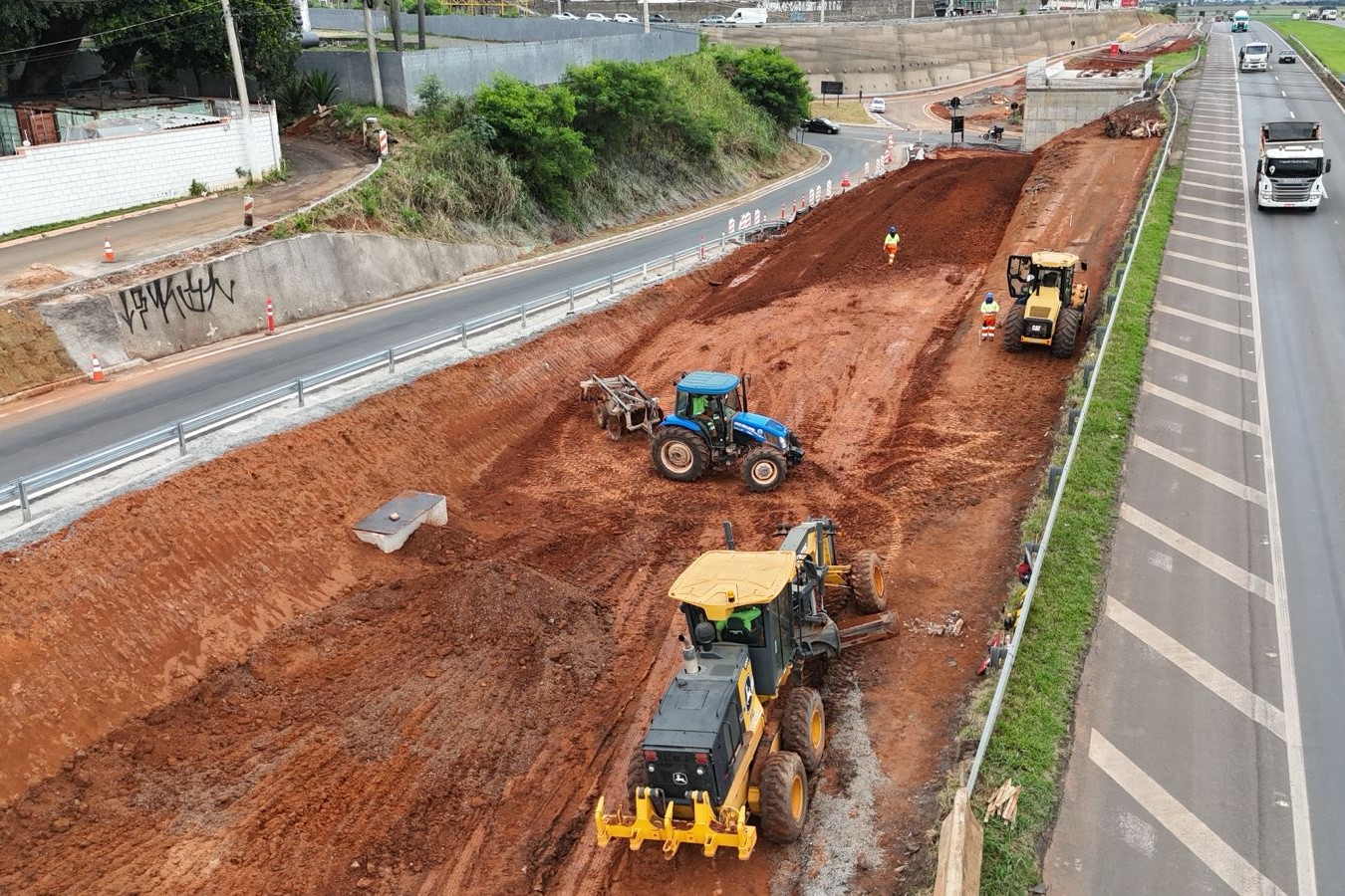 Obras avan�am na Rodovia Zeferino Vaz<a style='float:right' href='https://www3.al.sp.gov.br/repositorio/noticia/N-04-2026/fg363581.jpeg' target=_blank><img src='/_img/material-file-download-white.png' width='14px' alt='Clique para baixar a imagem'></a>