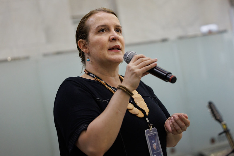 Mariana Chiuso, organizadora da atividade cultural<a style='float:right' href='https://www3.al.sp.gov.br/repositorio/noticia/N-04-2026/fg363636.jpg' target=_blank><img src='/_img/material-file-download-white.png' width='14px' alt='Clique para baixar a imagem'></a>