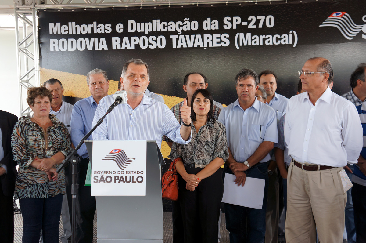 Mauro Bragato discursa ao lado de Alckmin em Maraca <a style='float:right;color:#ccc' href='https://www3.al.sp.gov.br/repositorio/noticia/N-05-2012/fg113984.jpg' target=_blank><i class='bi bi-zoom-in'></i> Clique para ver a imagem </a>
