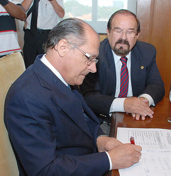Geraldo Alckmin e Aldo Demarchi em reunio no Palcio dos Bandeirantes<a style='float:right;color:#ccc' href='https://www3.al.sp.gov.br/repositorio/noticia/N-05-2012/fg113992.jpg' target=_blank><i class='bi bi-zoom-in'></i> Clique para ver a imagem </a>