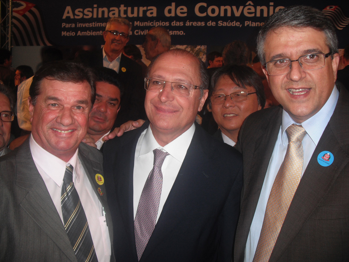 Alguz ( dir.), ao lado de Alckmin<a style='float:right;color:#ccc' href='https://www3.al.sp.gov.br/repositorio/noticia/N-05-2012/fg114188.jpg' target=_blank><i class='bi bi-zoom-in'></i> Clique para ver a imagem </a>