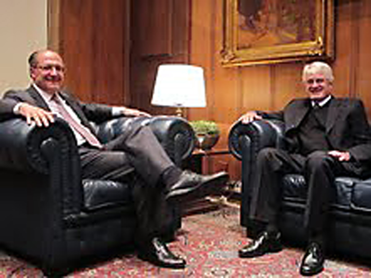 Geraldo Alckmin e Roberto Engler<a style='float:right;color:#ccc' href='https://www3.al.sp.gov.br/repositorio/noticia/N-05-2012/fg114446.jpg' target=_blank><i class='bi bi-zoom-in'></i> Clique para ver a imagem </a>