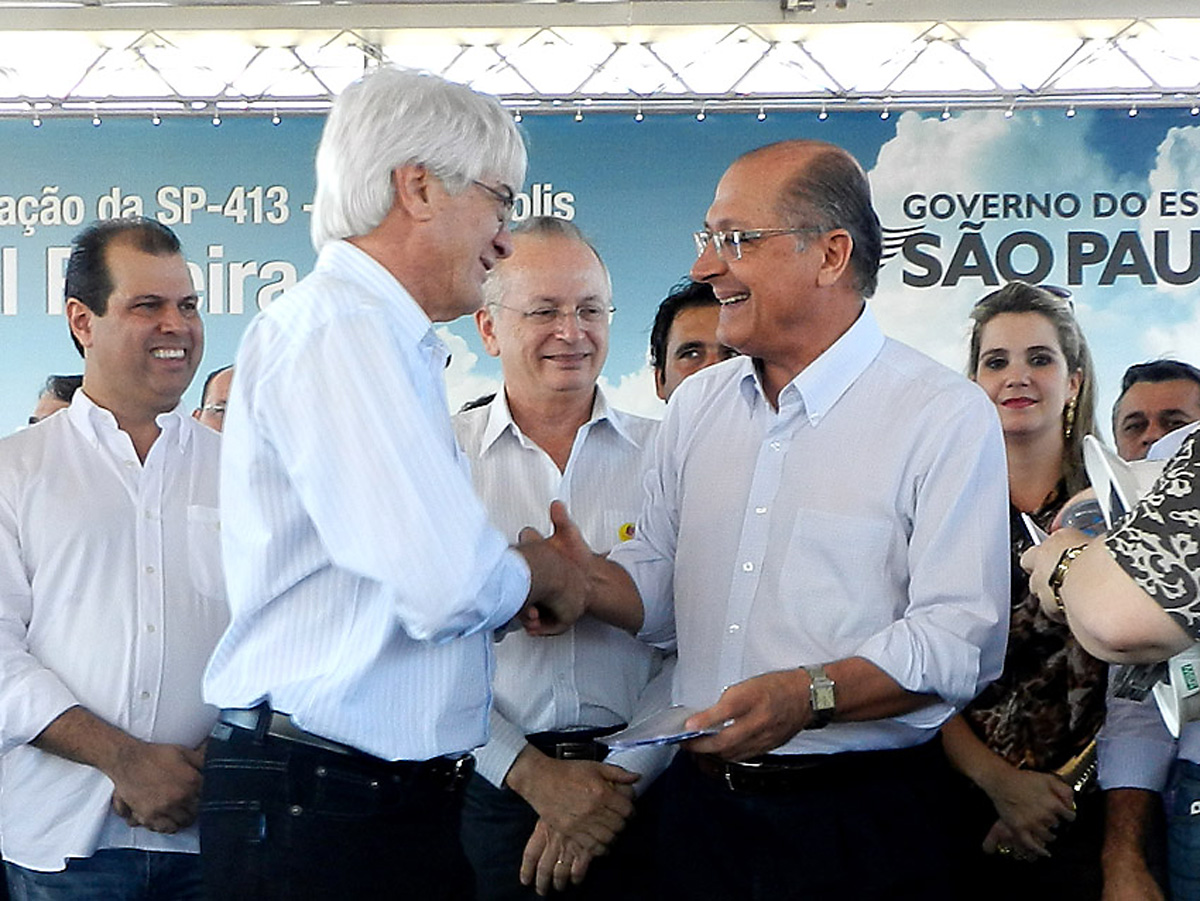 Roberto Engler cumprimenta Geraldo Alckmin<a style='float:right;color:#ccc' href='https://www3.al.sp.gov.br/repositorio/noticia/N-05-2013/fg124389.jpg' target=_blank><i class='bi bi-zoom-in'></i> Clique para ver a imagem </a>