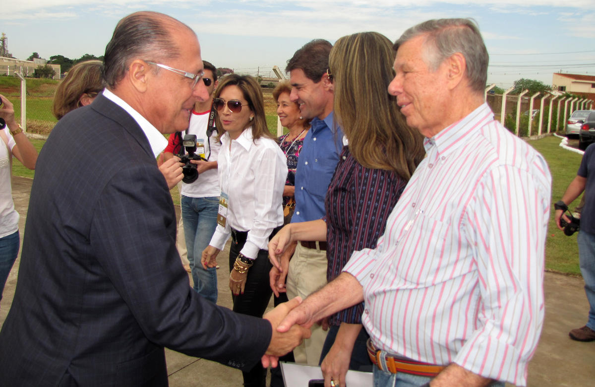 Alckmin  cumprimentado por Gasparini pelo anncio <a style='float:right;color:#ccc' href='https://www3.al.sp.gov.br/repositorio/noticia/N-05-2013/fg124412.jpg' target=_blank><i class='bi bi-zoom-in'></i> Clique para ver a imagem </a>