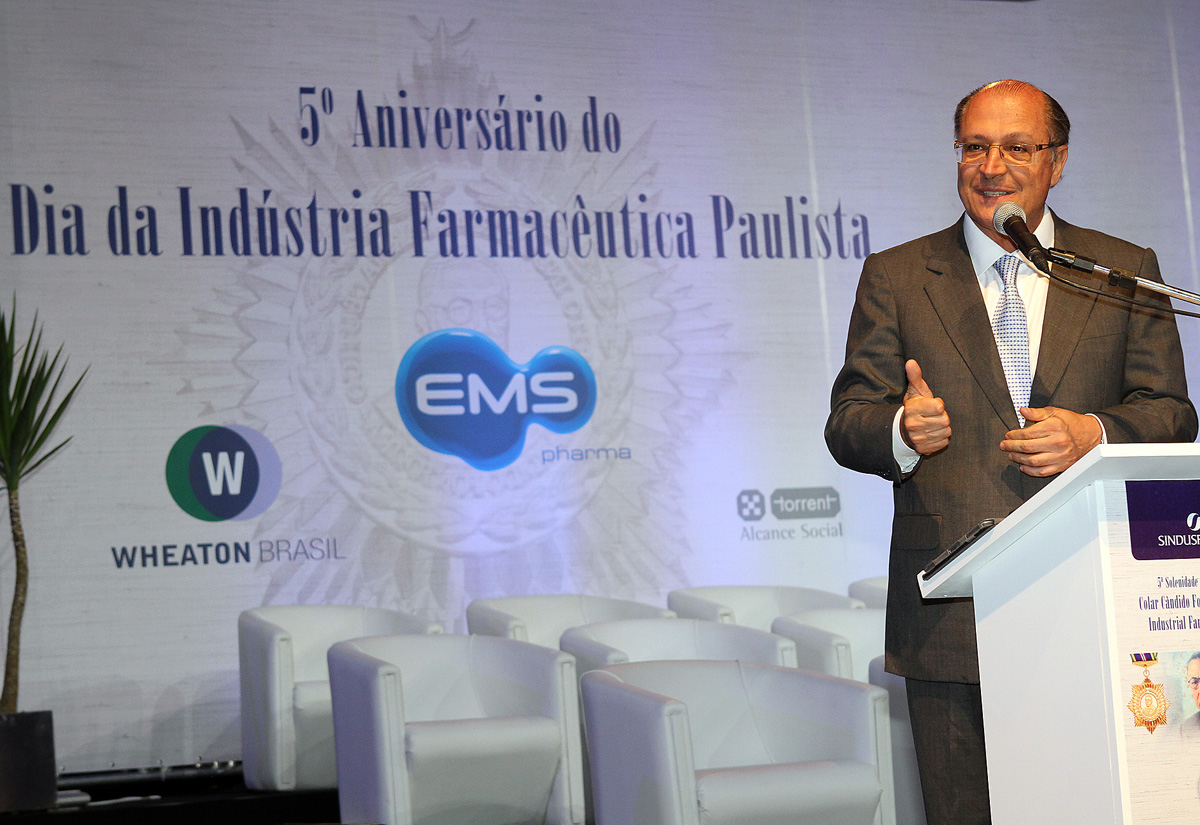 Alckmin fala durante solenidade do Dia da Indstria Farmacutica Paulista<a style='float:right;color:#ccc' href='https://www3.al.sp.gov.br/repositorio/noticia/N-05-2013/fg124415.jpg' target=_blank><i class='bi bi-zoom-in'></i> Clique para ver a imagem </a>