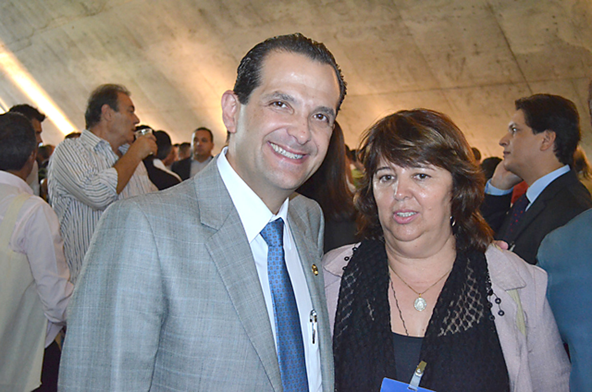 Edmir Chedid e a prefeita de Pedra Bela, Roseli do Amaral<a style='float:right;color:#ccc' href='https://www3.al.sp.gov.br/repositorio/noticia/N-05-2013/fg124418.jpg' target=_blank><i class='bi bi-zoom-in'></i> Clique para ver a imagem </a>