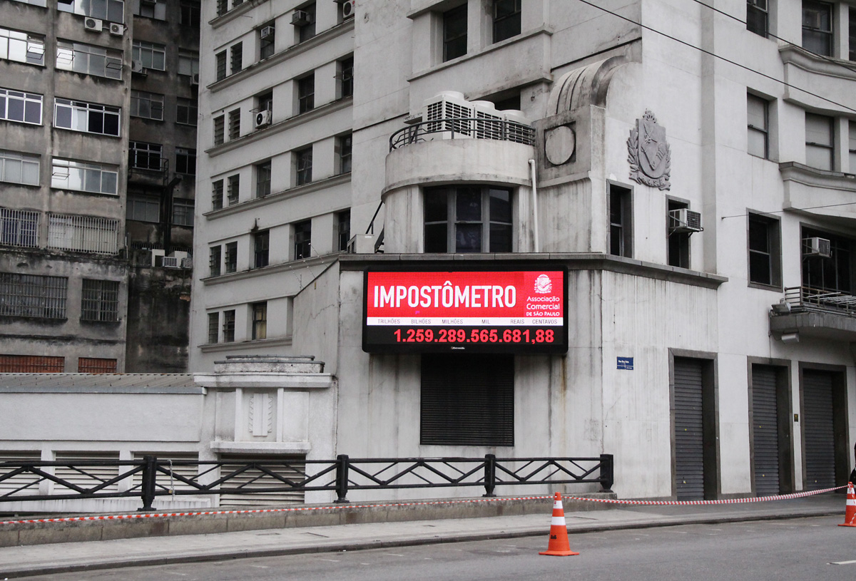 Impostmetro na rua 15 de novembro, no centro da cidade de So Paulo<a style='float:right;color:#ccc' href='https://www3.al.sp.gov.br/repositorio/noticia/N-05-2013/fg124420.jpg' target=_blank><i class='bi bi-zoom-in'></i> Clique para ver a imagem </a>