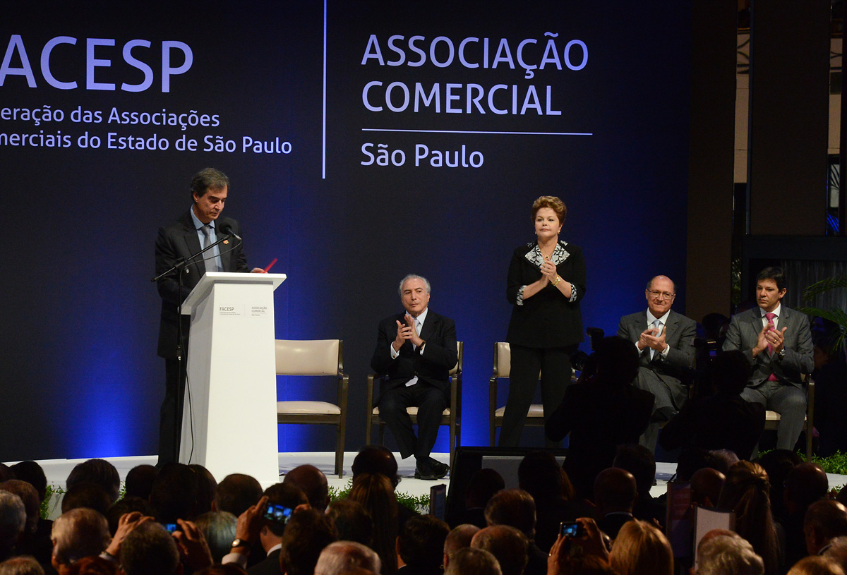 Autoridades aplaudem discurso de posse de Amato<a style='float:right;color:#ccc' href='https://www3.al.sp.gov.br/repositorio/noticia/N-05-2013/fg124518.jpg' target=_blank><i class='bi bi-zoom-in'></i> Clique para ver a imagem </a>