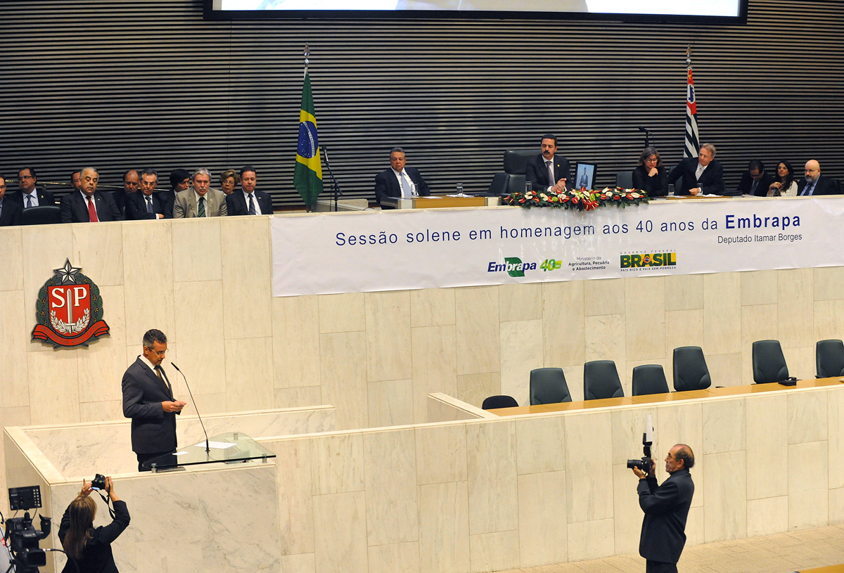 Mauricio Lopes, presidente da Empraba, faz discurso no Plenrio JK<a style='float:right;color:#ccc' href='https://www3.al.sp.gov.br/repositorio/noticia/N-05-2013/fg124546.jpg' target=_blank><i class='bi bi-zoom-in'></i> Clique para ver a imagem </a>