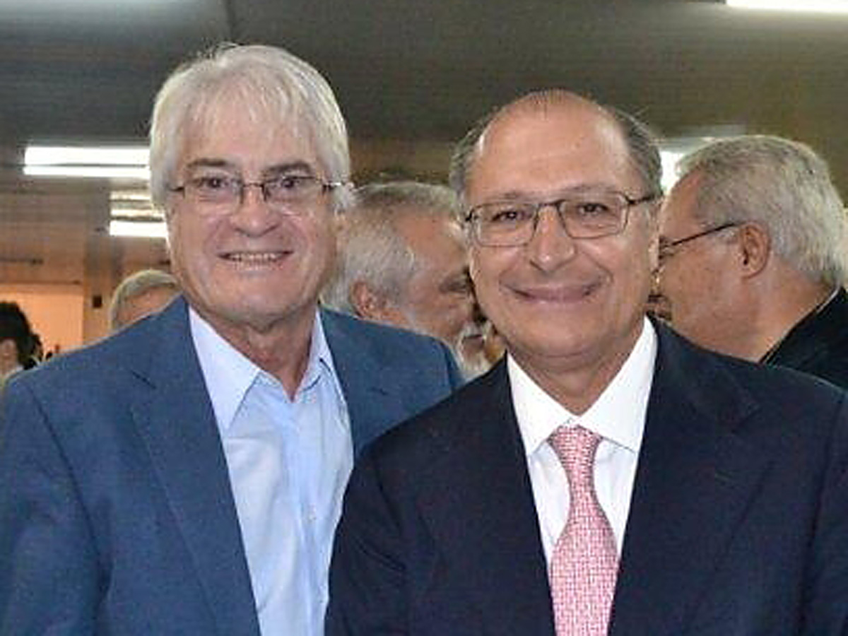 Roberto Engler e Geraldo Alckmin<a style='float:right;color:#ccc' href='https://www3.al.sp.gov.br/repositorio/noticia/N-05-2013/fg124737.jpg' target=_blank><i class='bi bi-zoom-in'></i> Clique para ver a imagem </a>
