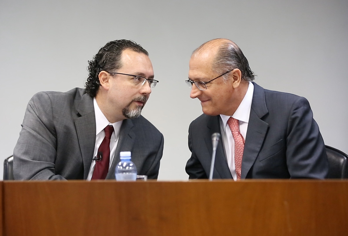 Carlos Bezerra Jr. e Geraldo Alckmin<a style='float:right;color:#ccc' href='https://www3.al.sp.gov.br/repositorio/noticia/N-05-2013/fg124934.jpg' target=_blank><i class='bi bi-zoom-in'></i> Clique para ver a imagem </a>