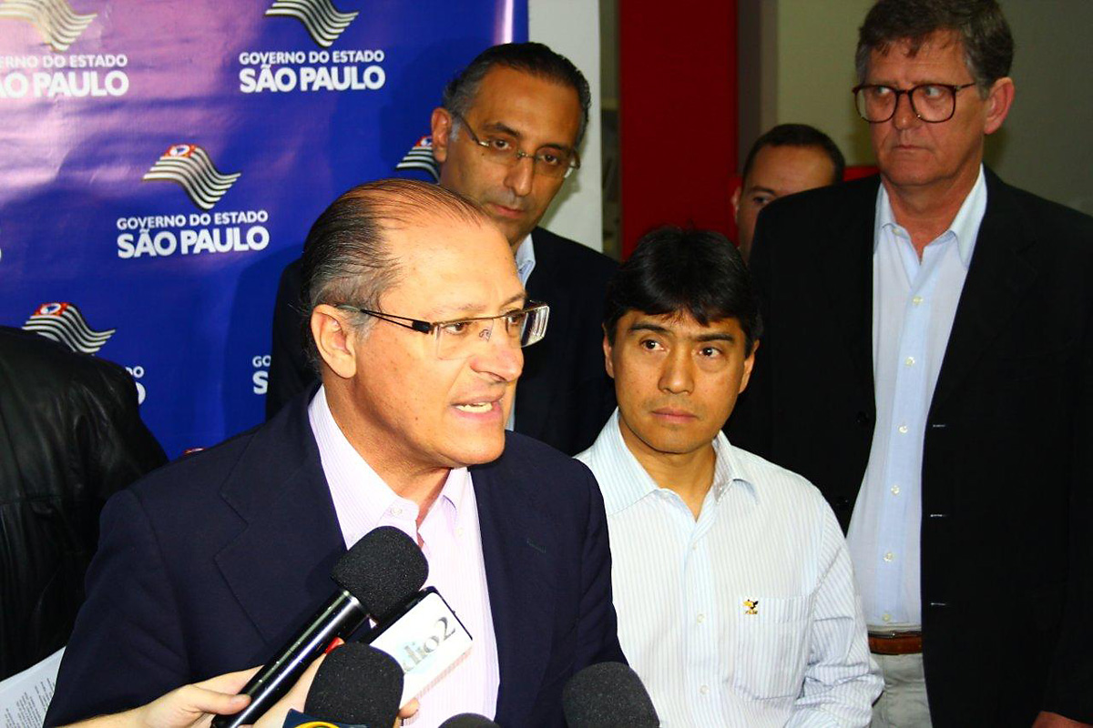 Alckmin em visita ao Vale do Paraba<a style='float:right;color:#ccc' href='https://www3.al.sp.gov.br/repositorio/noticia/N-05-2013/fg125042.jpg' target=_blank><i class='bi bi-zoom-in'></i> Clique para ver a imagem </a>