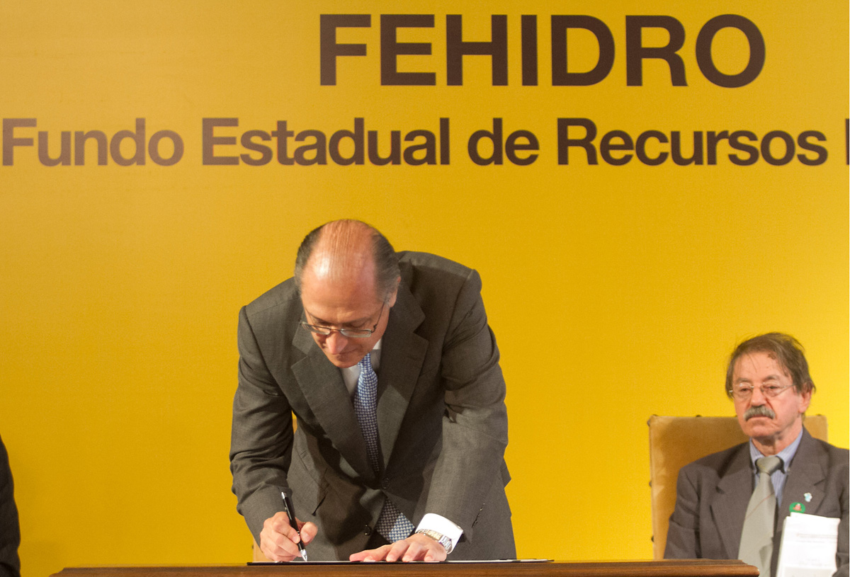 Geraldo Alckmin assina contratos do Fundo Estadual de Recursos Hdricos (Fehidro) com prefeituras e autarquias municipais de servios de gua e esgoto<a style='float:right;color:#ccc' href='https://www3.al.sp.gov.br/repositorio/noticia/N-05-2013/fg125188.jpg' target=_blank><i class='bi bi-zoom-in'></i> Clique para ver a imagem </a>