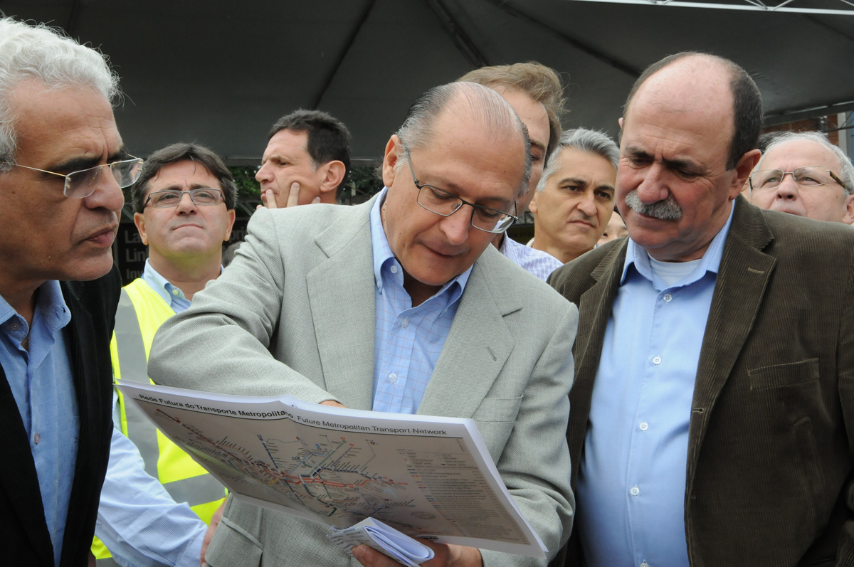 Geraldo Alckmin e Joo Caramez <a style='float:right;color:#ccc' href='https://www3.al.sp.gov.br/repositorio/noticia/N-05-2013/fg125706.jpg' target=_blank><i class='bi bi-zoom-in'></i> Clique para ver a imagem </a>