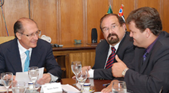Alckmin, Aldo Demarchi e Juninho<a style='float:right;color:#ccc' href='https://www3.al.sp.gov.br/repositorio/noticia/N-05-2013/fg125781.jpg' target=_blank><i class='bi bi-zoom-in'></i> Clique para ver a imagem </a>