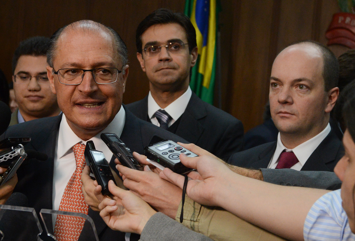 Geraldo Alckmin fala para a imprensa <a style='float:right;color:#ccc' href='https://www3.al.sp.gov.br/repositorio/noticia/N-05-2013/fg125833.jpg' target=_blank><i class='bi bi-zoom-in'></i> Clique para ver a imagem </a>